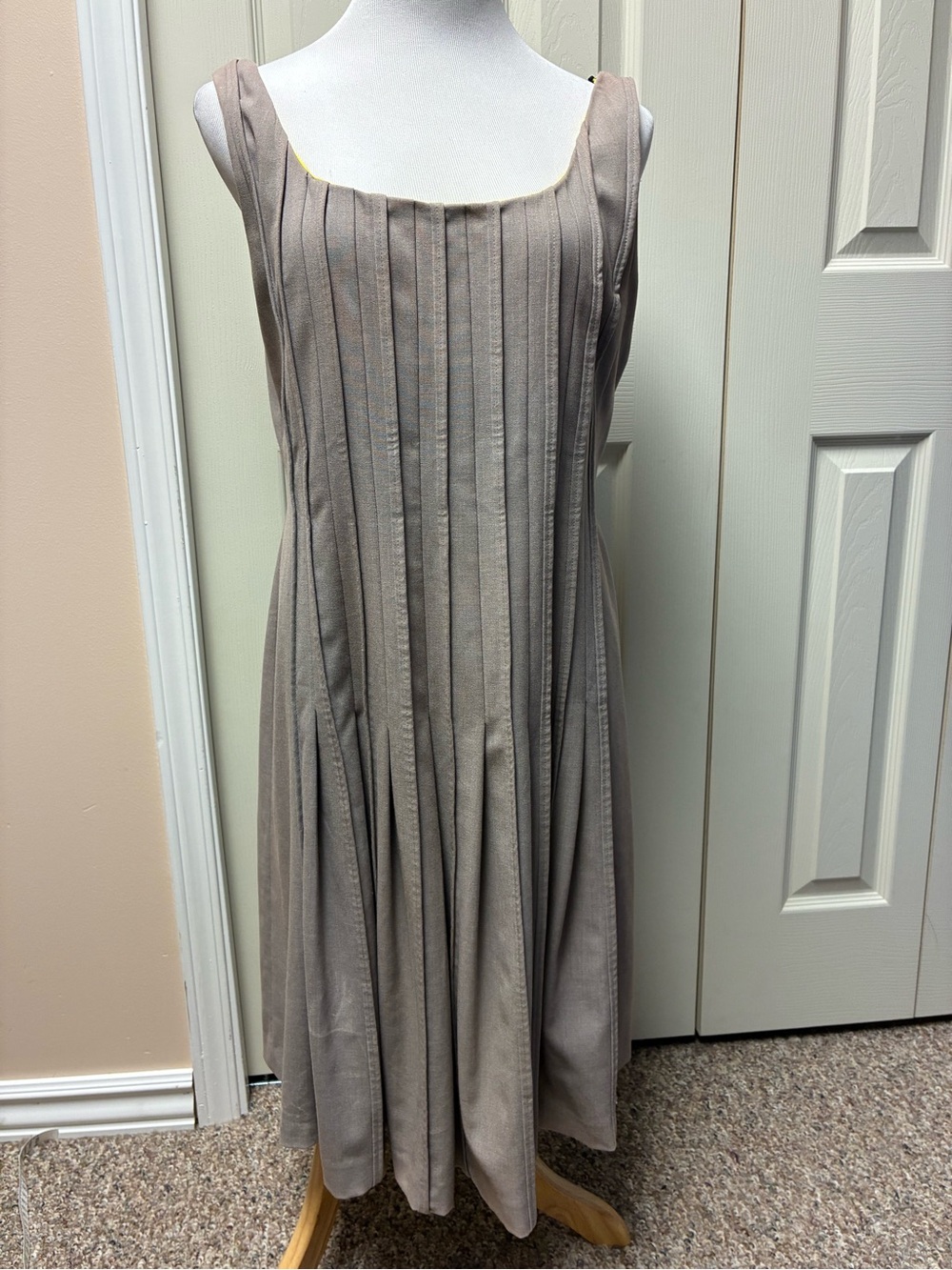 Marc Andrew Size 12 Sleeveless Taupe Pleated Midi Dress